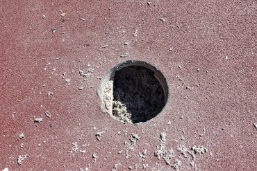 Rekonstrukce dvouplášťových rovných střech může být realizována z vnější strany střechy během několika hodin. Při zvolení technologie zafoukání izolantu do dutiny konstrukce není potřebný přístup do interiéru domu.