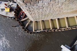 Obr. 3: Štětová jímka byla po doplnění rozpěrného systému vyčerpána a následně byla zahájena oprava pilíře