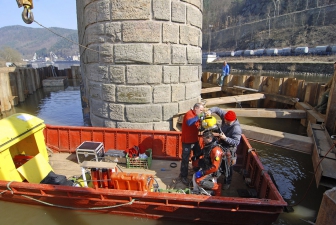 Obr. 5: Příprava potápěče, který zebezpečoval práce související s betonáží pod vodou