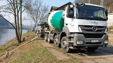 Obr. 7: Přistavený autodomíchávač