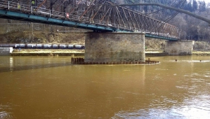 Obr. 11: Komplikace v podobě zvýšené hladiny Labe, naštěstí pod úrovní hrany štětovnic