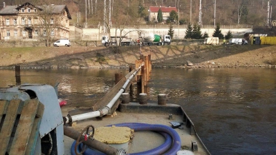 Obr. 6: Lávka s potrubím, které bylo dlouhé téměř 130 metrů