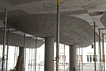 Zvláštní bednění vyrobené na míru pro tento projekt dalo tvar i speciálním oválným výztužím, kterým tým stavby přezdívá „vorvani“