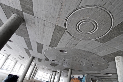 Na stropech je možné najít kruhové otisky vytvořené lany a kabely