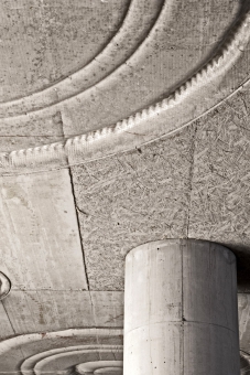 Na stropech je možné najít kruhové otisky vytvořené lany a kabely