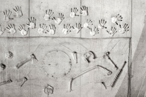 Odlitky pracovních nástrojů a rukou členů realizačního týmu