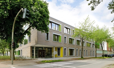 Obr. 6–9: Školicí centrum Tor zur Welt (Brána do světa) v Hamburku. Všechny budovy jsou hybridní. Mají železobetonové skelety a fasáda byla vytvořena jako dřevostavba z prefabrikovaných dřevěných panelů. Vnější opláštění budovy přitom tvoří cementovláknité desky Fermacell Powerpanel HD jako nosné desky omítky. Zavěšené prvky vnějších stěn (konstrukce na bázi dřeva) byly zkombinovány s provětrávaným fasádním obkladem z šedě lazurovaného modřínového dřeva.