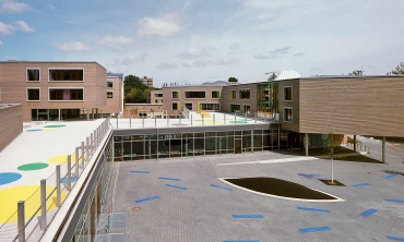 Obr. 6–9: Školicí centrum Tor zur Welt (Brána do světa) v Hamburku. Všechny budovy jsou hybridní. Mají železobetonové skelety a fasáda byla vytvořena jako dřevostavba z prefabrikovaných dřevěných panelů. Vnější opláštění budovy přitom tvoří cementovláknité desky Fermacell Powerpanel HD jako nosné desky omítky. Zavěšené prvky vnějších stěn (konstrukce na bázi dřeva) byly zkombinovány s provětrávaným fasádním obkladem z šedě lazurovaného modřínového dřeva.