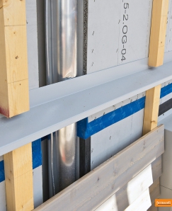 Obr. 6–9: Školicí centrum Tor zur Welt (Brána do světa) v Hamburku. Všechny budovy jsou hybridní. Mají železobetonové skelety a fasáda byla vytvořena jako dřevostavba z prefabrikovaných dřevěných panelů. Vnější opláštění budovy přitom tvoří cementovláknité desky Fermacell Powerpanel HD jako nosné desky omítky. Zavěšené prvky vnějších stěn (konstrukce na bázi dřeva) byly zkombinovány s provětrávaným fasádním obkladem z šedě lazurovaného modřínového dřeva.