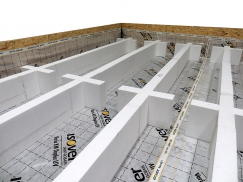 Rošt se sestaví na světlou šířku 595 mm pro ideální vkládání izolace o šířce 600 mm (Isover Orsik, Isover Uni) – případné nerovnosti vyrovnáme broušením EPS