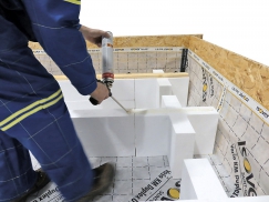 Nanesení speciálního PUR lepidla na spojení dřeva a EPS po celé délce konstrukce