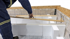 Přilepení prkna šíře 100 mm – doba zaschnutí spoje je přibližně 1 hodina. Možnost kontroly vzdáleností a případná úprava, připraveno pro vkládání minerální izolace.