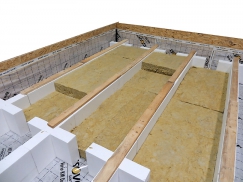 Izolaci pouze půlíme pro překrytí spojů bez dalšího řezání na rozměr. Vyplnění mezer minerální izolací, kontrola detailů.