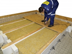 Zaklopení deskou např. OSB 3 P-D 22(18) mm dle doporučení výrobce desek na vazbu (alternativou prkna, fošny). Desky se přichytí vruty 4x45 mm 4–5 ks na bm. Mezera 2–3 cm pod záklopem umožní případné odvětrání.