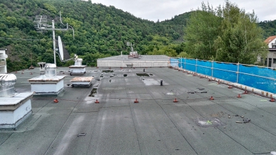 Dvouplášťová střecha bytového domu