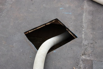 Průběh zateplení střešní ho pláště z exteriéru technologií zafoukávání