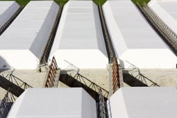 Polystyrenové vložky použité v desce Elegohouse nejsou zatěžovány UV zářením a výkyvy teplot, díky tomu mají extrémně dlouhou životnost, stejně jako celý systém