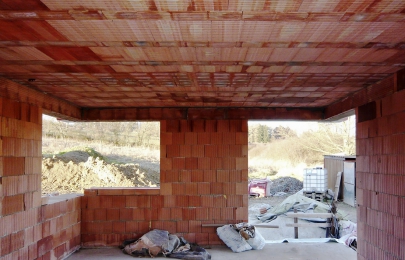 Obr. 1: Strop MIAKO PTH součástí rohového okna bez sloupku