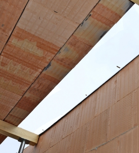 Obr. 4: Chybějící plocha stropu jako následek nedodržení osových vzdáleností trámů