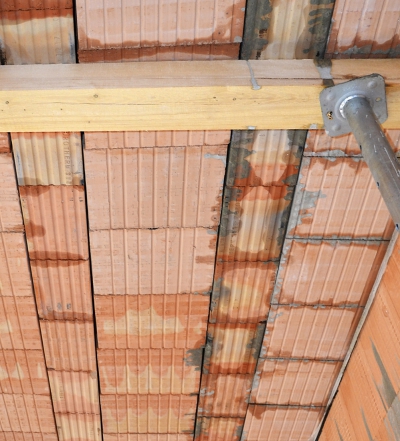 Obr. 6: Doplnění stropu podél stěny pomocí vložky MIAKO 8 u stropu z obr. 2