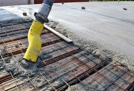 Obr. 7: Beton z pumpy je třeba ukládat mimo věnce nad obvodovou zdí