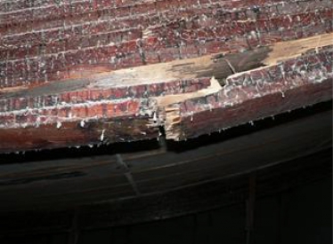 Obr. 3: Trhliny lepeného dřevěného spodního pásu