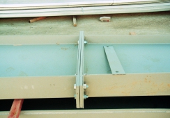 Obr. 7b: Pohled na štíhlou konstrukci haly, zjevně nevyhovující tenké stykové desky, zcela nadměrně zvlněné stěny nosníků celkově chybná výroba