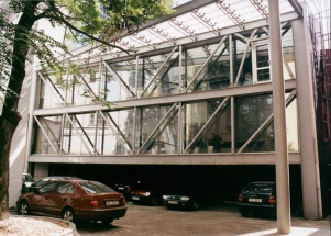 Obr. 8a: Ocelová nosná příhradová superkonstrukce předsazená před železobetonovou budovu. 