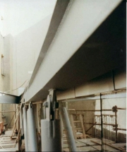 Obr. 8b: Zkroucená konstrukce a zdeformované styky od excentrického působení. 