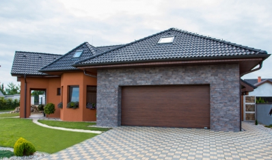 Střecha se skládanou krytinou je u Čechů ve velké oblibě