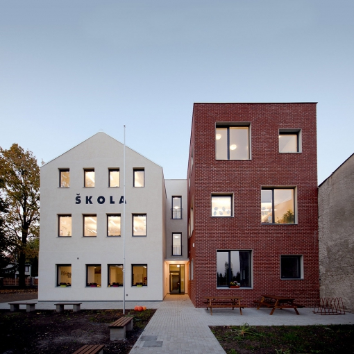 Dostavba školy v Hovorčovicích byla založena na kontrastu původní budovy a přístavby