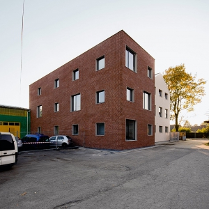 Novostavbu architekt Tuček realizoval jako jednoduchý třípodlažní hranol s nepravidelně rozmístěnými okny