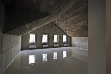 Střecha o rozponu 8,5 m je vlastně zalomenou deskou, jež tvoří jakousi prostorovou krabici