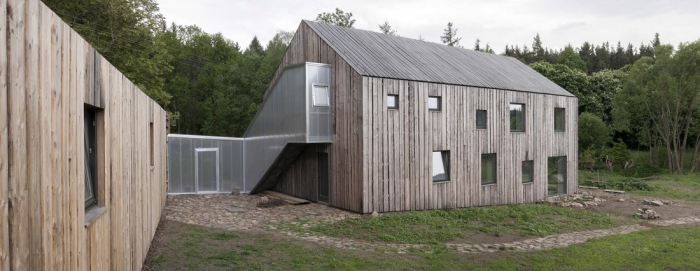 Podél cesty stojí hospodářské stavení, obytný dům je umístěn na východní straně pozemku