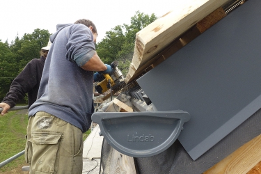 Realizace střechy u okapního žlabu