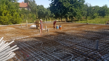 Obr. 2: Základová deska se všemi rozvody před betonáží