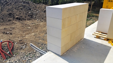 Obr. 4: Založení zdiva Theta 500 mm, předsazení 200 mm před hranu betonu základové desky s ocelovým L-profilem, do „zubu“ přijde soklová tepelná izolace