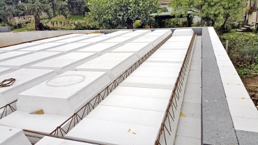 Obr. 6. Strop nad 1. NP s detailem věnce před betonáží