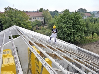 Obr. 8: Montáž masivní střešní konstrukce