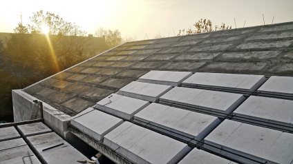 Obr. 9: Různé fáze montáže konstrukce střechy