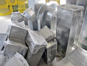 Ochrana potrubí vzduchotechniky proti prachu před instalací