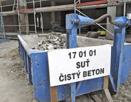 Třídění stavebního odpadu v označených kontejnerech