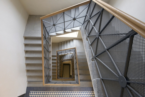 Při rekonstrukci byly pečlivě opraveny či repasovány všechny hodnotné architektonické a řemeslné prvky, byly doplněny citlivě volenými materiály, povrchy a soudobými výrobky