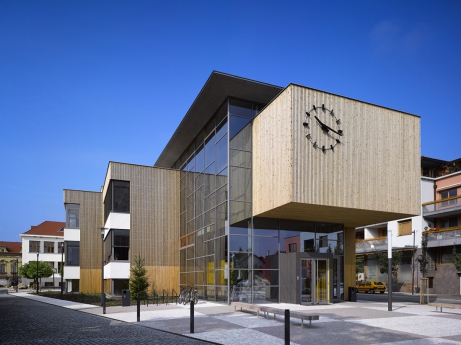 Část nové školy byla přistavěna ke stávající budově, část východně od centrální zóny je zformována jako volněji řešená 