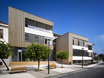 Nejednoznačným dělením hmot autoři projektu docílili toho, že dnes už nerozlišujeme mezi původní školou a přístavbou