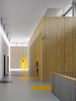 V novostavbě vznikly pohodlné, přehledné a prosvětlené vnitřní prostory