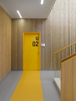 Učebny jsou sdruženy do dvoupodlažních opakujících se bloků