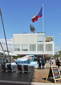 Obr. 1: Dřevěná terasa u bazénu českého pavilonu oceněného bronzovou medailí