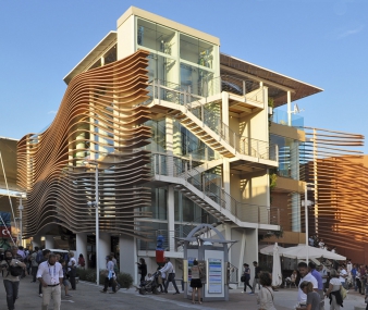 Obr. 3: Pavilon Ázerbájdžánu, na fasádách linie dřevěných lamel symbolizujících stepní vítr