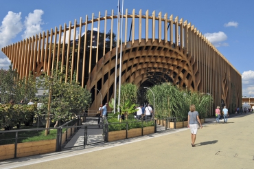 Obr. 6: Zahrada v blízkosti francouzského pavilonu vybudovaného z lepených lamel